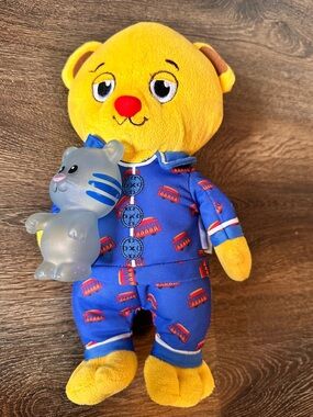 Daniel Tiger's Neighborhood Goodnight Daniel Talking Light Up Plush Bedtime Toy